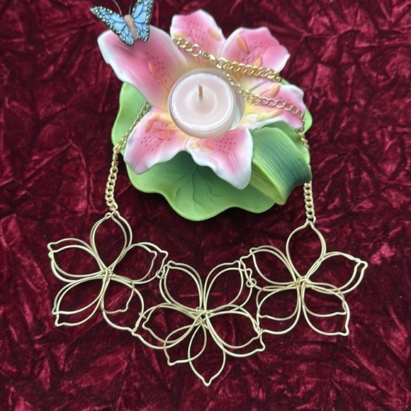 Elegant Gold Floral Necklace - Picture 1 of 11